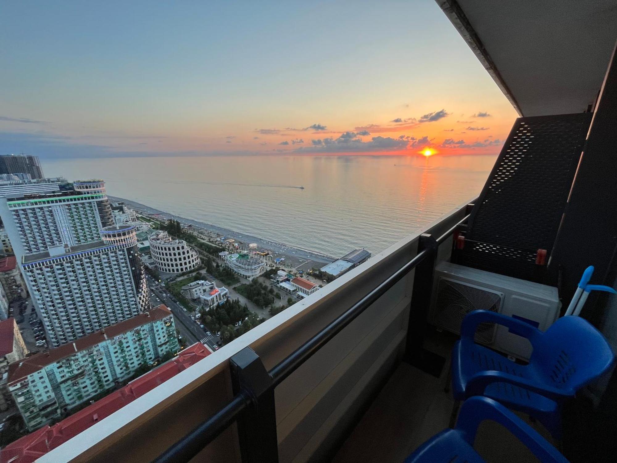 Orbi City Sun Tower 43 Floor Батуми Екстериор снимка