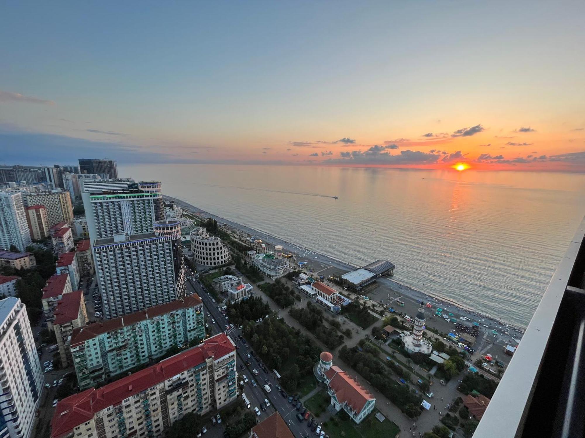 Orbi City Sun Tower 43 Floor Батуми Екстериор снимка